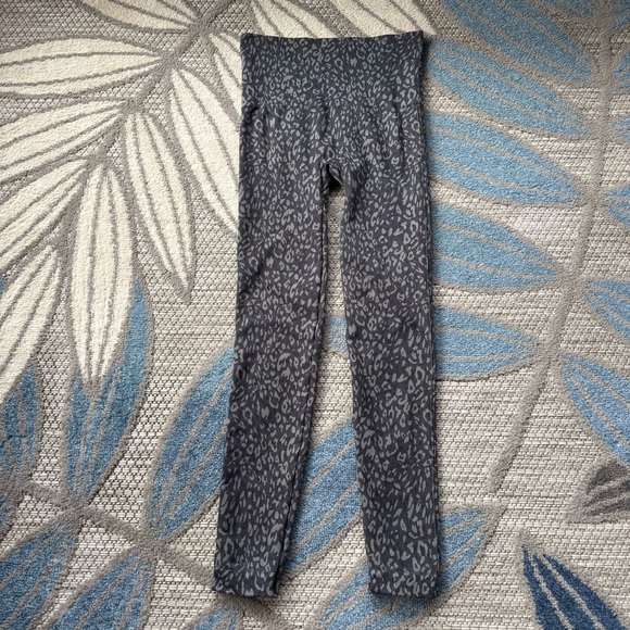 Spanx Women’s Look At Me Now Seamless Leggings Indigo Leopard Size Small - Picture 1 of 6